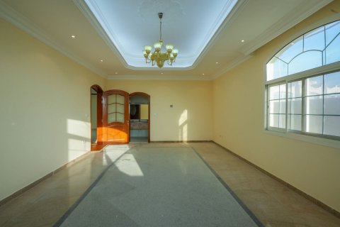 Propriété commerciale à louer à Khalifa City, Abu Dhabi, EAU 418 m2 № 594297 - photo 6