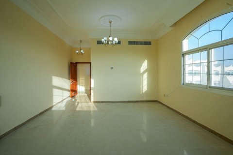 Propriété commerciale à louer à Khalifa City, Abu Dhabi, EAU 418 m2 № 594297 - photo 8
