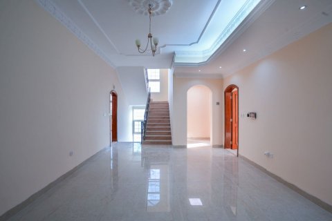 Propriété commerciale à louer à Khalifa City, Abu Dhabi, EAU 418 m2 № 594297 - photo 4