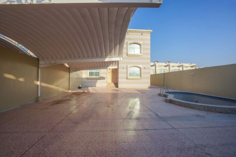 Propriété commerciale à louer à Khalifa City, Abu Dhabi, EAU 418 m2 № 594297 - photo 2