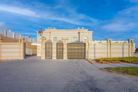 Propriété commerciale à louer à Khalifa City, Abu Dhabi, EAU 418 m2 № 594297 - photo 1