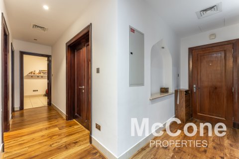 Apartment in Old Town, Dubai, UAE 3 bedrooms, 163.04 sq.m. № 587595 - photo 5