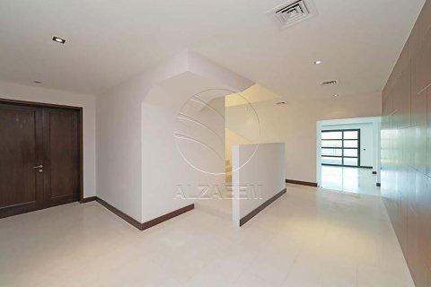 Villa in Al Gurm, Abu Dhabi, UAE 4 bedrooms, 1384 sq.m. № 615950 - photo 16