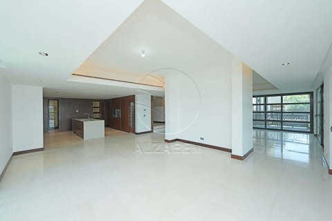 Villa in Al Gurm, Abu Dhabi, UAE 4 bedrooms, 1384 sq.m. № 615950 - photo 21