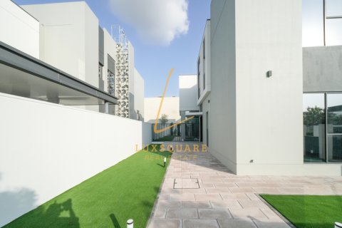 Vilë në Al Furjan, Dubai, Emiratet e Bashkuara Arabe 5 dhoma gjumi, 624 m2. № 694618 - Foto 10