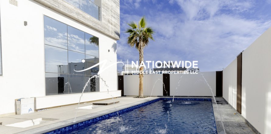 Villa in Abu Dhabi, UAE 6 bedrooms, 970 sq.m. № 647178