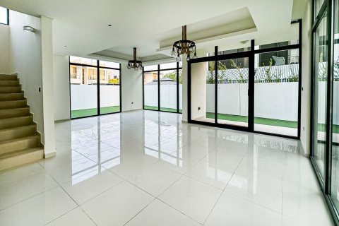 Villa in Dubai, UAE 6 bedrooms, 393.37 sq.m. № 748521 - photo 2