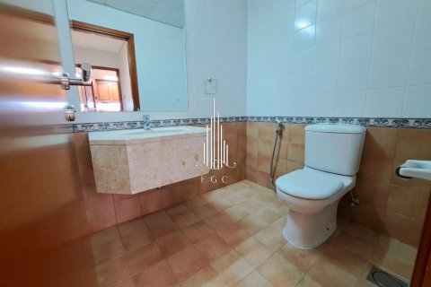 Зняти в оренду квартиру в Tourist Club Area, Абу-Даби, ОАЕ 4 спальні, 291.9м2, № 561245 - фото 18