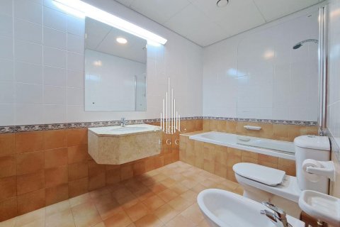 Зняти в оренду квартиру в Tourist Club Area, Абу-Даби, ОАЕ 4 спальні, 291.9м2, № 561245 - фото 6