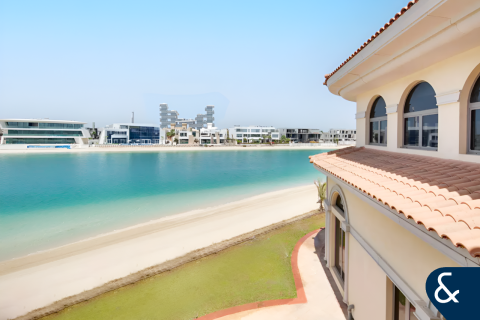 Villa in Palm Jumeirah, Dubai, UAE 5 bedrooms, 697 sq.m. № 668556 - photo 1