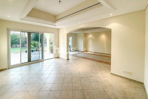 Вилла Дубай Инвестмент Парк, БАӘ-да 5 жатын бөлмелер, 548 м² № 626490 - фото 6