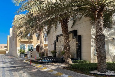 Villa in Al Qurm, Abu Dhabi, UAE 5 bedrooms, 399 sq.m. № 616099 - photo 18