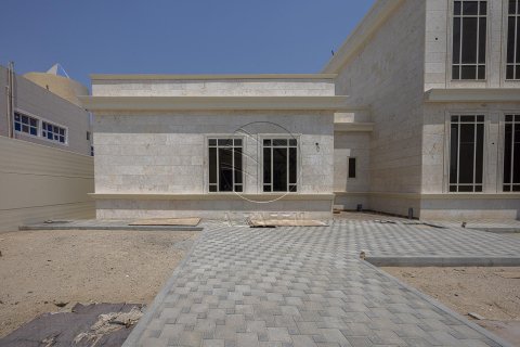 Villa in Shakhbout City, Abu Dhabi, UAE 9 bedrooms, 1700 sq.m. № 615982 - photo 17