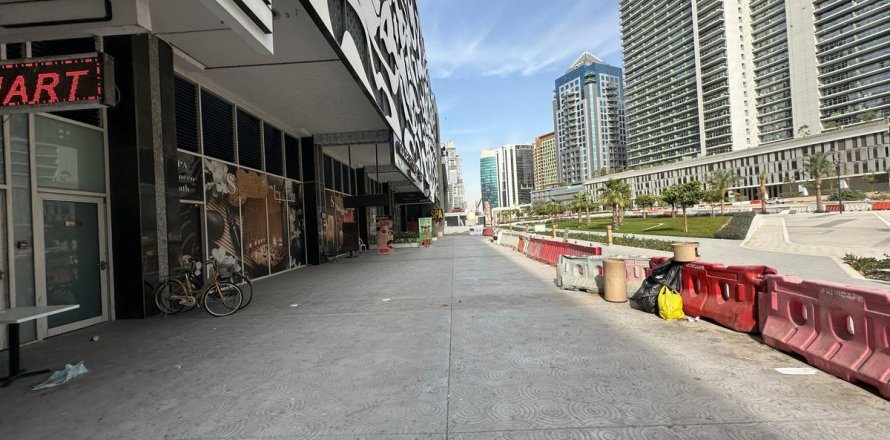 Negozio a Business Bay, Dubai, EAU 228.4 mq. № 694039
