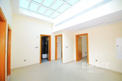 Villa till försäljning i Jumeirah Park, Dubai, UAE 4 sovrum, 455 kvm Nr. 649861 - fotografi 3
