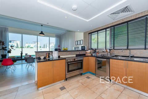 Villa till försäljning i Jumeirah Park, Dubai, UAE 4 sovrum, 455 kvm Nr. 649861 - fotografi 2