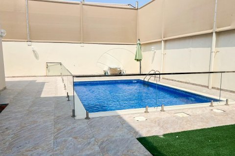 Vilë në Abu Dhabi, Emiratet e Bashkuara Arabe 5 dhoma gjumi, 534 m2. № 615838 - Foto 16