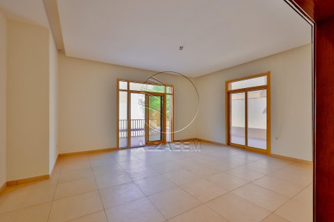 Vilë në Abu Dhabi, Emiratet e Bashkuara Arabe 5 dhoma gjumi, 534 m2. № 615838 - Foto 9