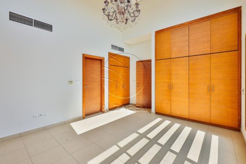 Vilë në Abu Dhabi, Emiratet e Bashkuara Arabe 5 dhoma gjumi, 534 m2. № 615838 - Foto 13