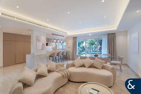 Vila v The Lakes, Dubai, SAE 3 spálne, 236 m2 č. 667281 - Fotografia 2