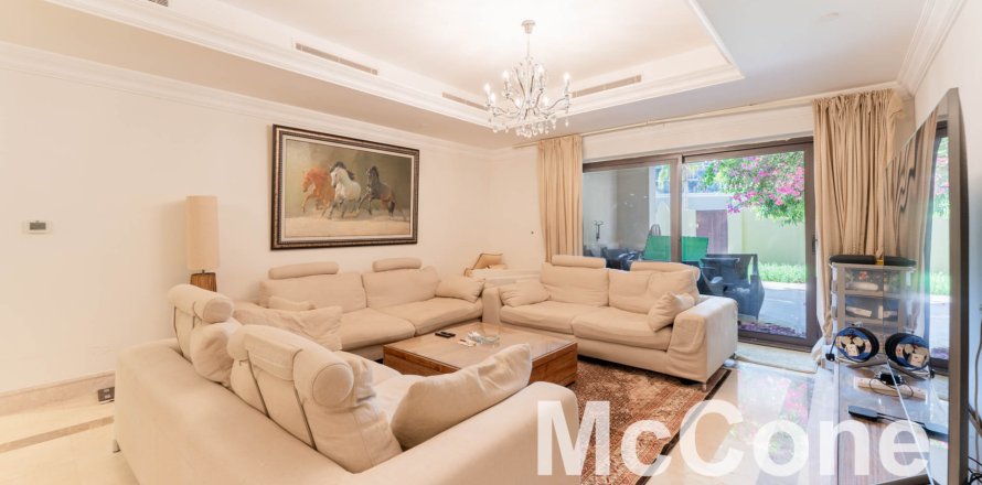 Apartment in Palm Jumeirah, Dubai, UAE 4 bedrooms, 636.29 sq.m. № 587525