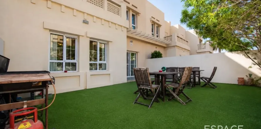 Ridamaja asukohaga The Lakes, Dubai, AÜE: 3 magamistoaga, 235 m² Nr 738165