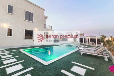 Villa en alquiler en Dubai, EAU 4 dormitorios, 557.4 m2 № 670369 - foto 1