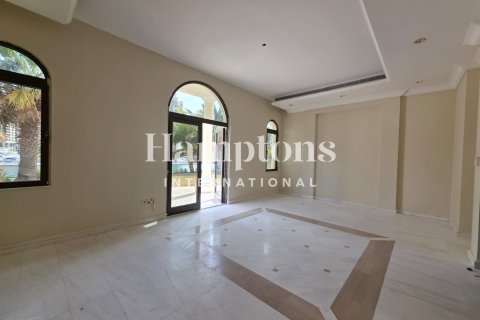 Villa in Palm Jumeirah, Dubai, UAE 5 bedrooms, 263.65871400 sq.m. № 702850 - photo 2