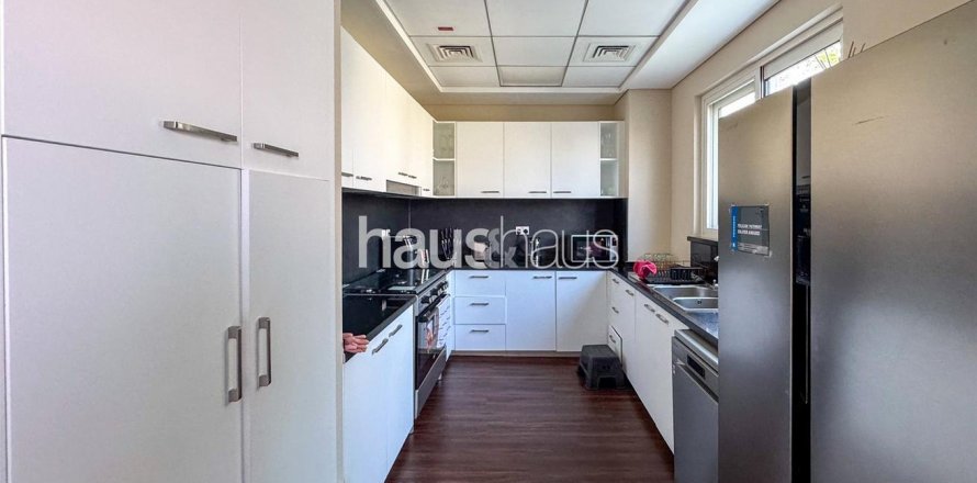 Shtëpi në qytet në Dubai Sports City, Emiratet e Bashkuara Arabe 4 dhoma gjumi, 247 m2. № 627095