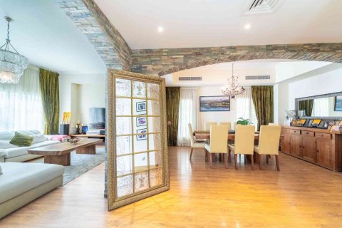 Villa in Dubai, UAE 3 bedrooms, 461 sq.m. № 734437 - photo 5