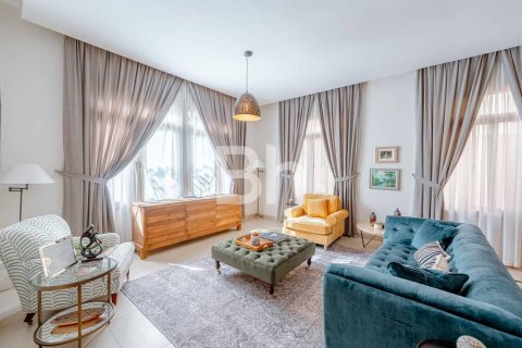 Снять в аренду виллу в Халифа-Сити, Абу-Даби, ОАЭ 5 спален, 534м2, № 616922 - фото 1
