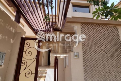Vilë në Al Raha Golf Gardens, Abu Dhabi, Emiratet e Bashkuara Arabe 5 dhoma gjumi, 582.9 m2. № 574365 - Foto 3