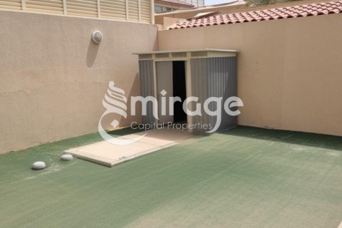 Vilë në Al Raha Golf Gardens, Abu Dhabi, Emiratet e Bashkuara Arabe 5 dhoma gjumi, 582.9 m2. № 574365 - Foto 2