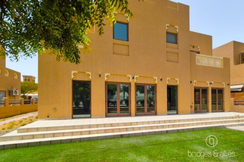 Вилла Al Furjan, Дубай, БАӘ-да 4 жатын бөлмелер, 600 м² № 692836