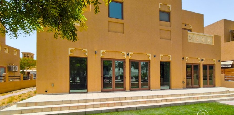 Вилла Al Furjan, Дубай, БАӘ-да 4 жатын бөлмелер, 600 м² № 692836