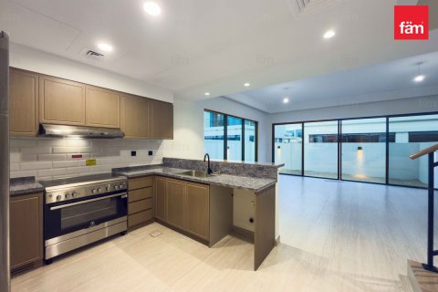 Rijtjeshuis te huur in Dubai, VAE 5 slaapkamers, 219.5 vr.m., nr 694384 - foto 2