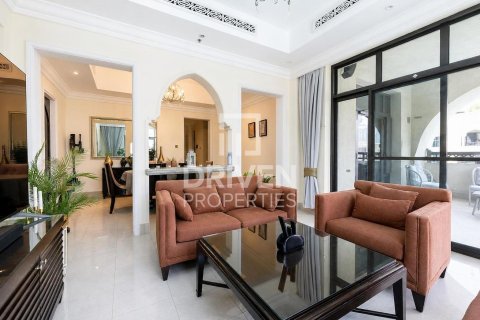 Apartamento para arrendamento em Downtown Dubai (Downtown Burj Dubai), Dubai, EAU 2 quartos, 143.81 m2 № 762583 - foto 2