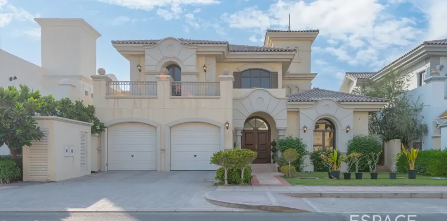 Villa in Palm Jumeirah, Dubai, UAE 4 bedrooms, 622 sq.m. № 649652