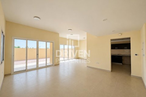 Villa till försäljning i Dubai Land, Dubai, UAE 4 sovrum, 414.44 kvm Nr. 755862 - fotografi 2