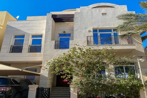 Villa in Al Qurm, Abu Dhabi, UAE 5 bedrooms, 399 sq.m. № 615046 - photo 16