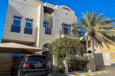 Villa in Al Qurm, Abu Dhabi, UAE 5 bedrooms, 399 sq.m. № 615046 - photo 1