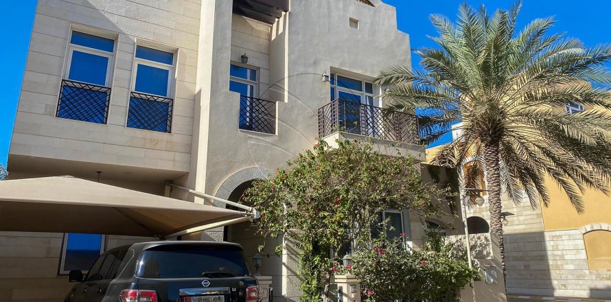 Villa in Al Qurm, Abu Dhabi, UAE 5 bedrooms, 399 sq.m. № 615046