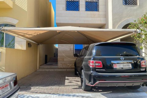 Villa in Al Qurm, Abu Dhabi, UAE 5 bedrooms, 399 sq.m. № 615046 - photo 17