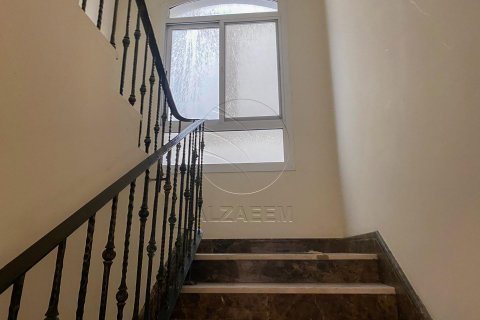 Villa in Al Qurm, Abu Dhabi, UAE 5 bedrooms, 399 sq.m. № 615046 - photo 7