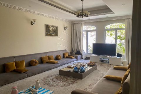 Villa in Al Qurm, Abu Dhabi, UAE 5 bedrooms, 399 sq.m. № 615046 - photo 3