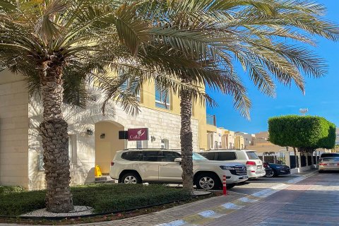 Villa in Al Qurm, Abu Dhabi, UAE 5 bedrooms, 399 sq.m. № 615046 - photo 14