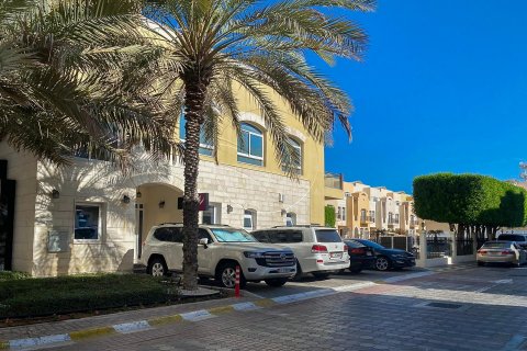 Villa in Al Qurm, Abu Dhabi, UAE 5 bedrooms, 399 sq.m. № 615046 - photo 15