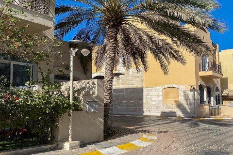 Villa in Al Qurm, Abu Dhabi, UAE 5 bedrooms, 399 sq.m. № 615046 - photo 13