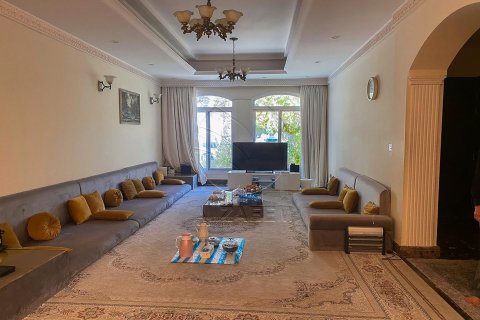 Villa in Al Qurm, Abu Dhabi, UAE 5 bedrooms, 399 sq.m. № 615046 - photo 2