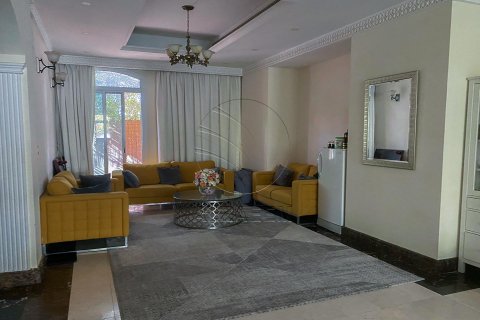 Villa in Al Qurm, Abu Dhabi, UAE 5 bedrooms, 399 sq.m. № 615046 - photo 4